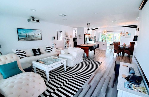 Tropic Palms House | Blue Buddha Beach - Private Pool/Spa & Home Cinema