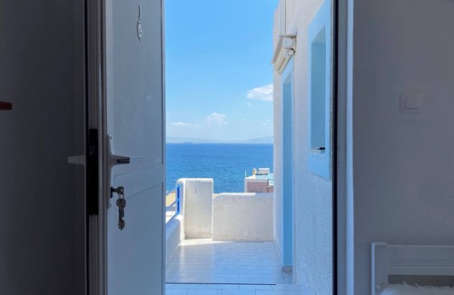 Vagia House | Blue Dolphin Studios & Apartment