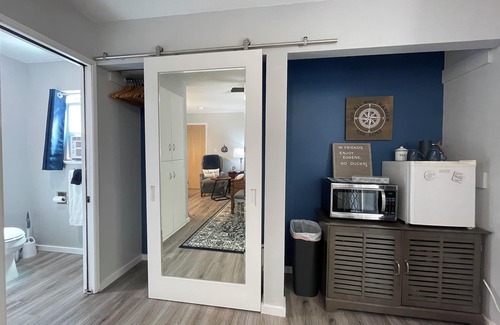 Bethel-Danebo Apartment | "Blue House Suite: A Serene Retreat in Proximity to the Airport"