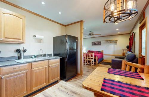 Murphysboro Hotel | Blue Line Resort Cabin #1