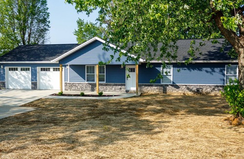 Crittenden House | Blue Stone #2 1 mile from HWY 75. 15 minutes from the ARK Encounter