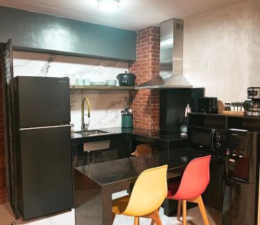 Mactan Export Processing Zone Apartment | Blue Tulip - Rooms with Jacuzzi