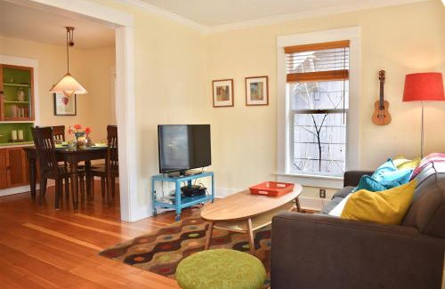 Old Bend House | Bluebird Day - Jefferson Cottage