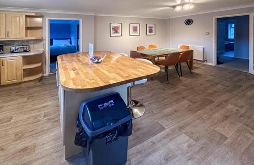 Blunsdon Apartment | BLUNSDON LODGE - Spacious Bungalow, High Speed Wi-Fi, Free Private Parking, Garden