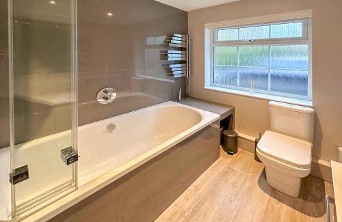 Blunsdon Apartment | BLUNSDON LODGE - Spacious Bungalow, High Speed Wi-Fi, Free Private Parking, Garden