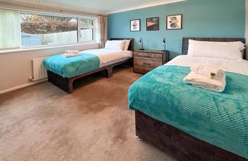 Blunsdon Apartment | BLUNSDON LODGE - Spacious Bungalow, High Speed Wi-Fi, Free Private Parking, Garden