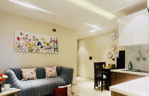 Sector 14 Hotel | BluO 1BHK Suite - Balcony, Gym, Lift, Parking