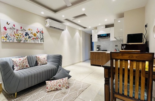 Sector 14 Hotel | BluO 1BHK Suite - Balcony, Gym, Lift, Parking