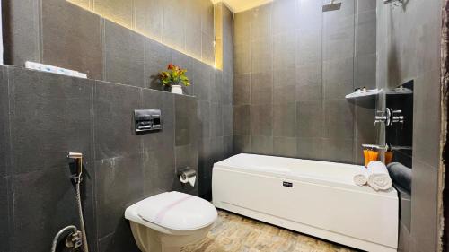Gurugram Apartment | BluO 1BHK Suite Medicity - Bathtub, Kitchen Lift #staycation
