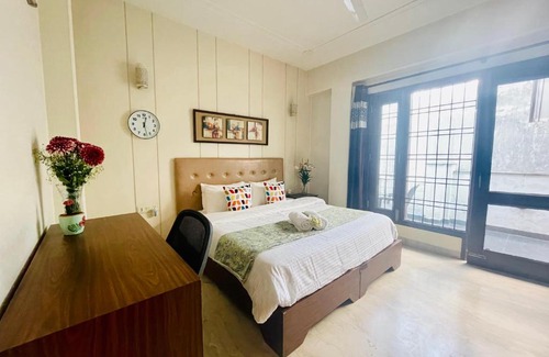 Sushant Lok Apartment | BluO Modern Studio DLF Galleria Market