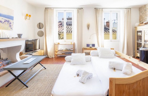 Antibes Old Town Apartment | BNB RENTING Atypical condo in rue Fourmillière