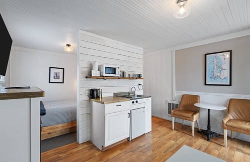 Long Beach Hotel | Boardwalk Cottages