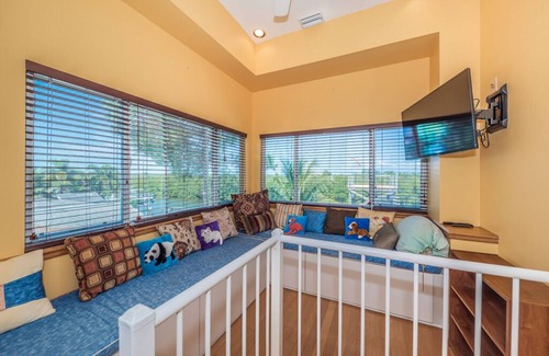 Bay Crest Park House | Boat Included /Large Dock /Cabana Pool /Dolphins /Manatees /Great Fishing