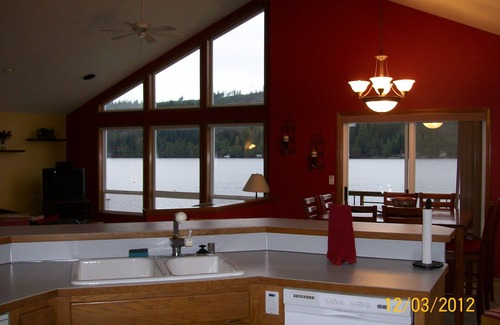 Lake Cavanaugh House | Bobbi's Beach House is a spacious waterfront home with something for everyone!