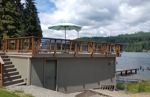 Lake Cavanaugh House | Bobbi's Beach House is a spacious waterfront home with something for everyone!
