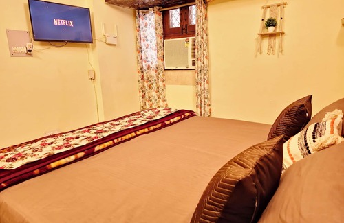 Mahipalpur Apartment | BOHEMIAN RHAPSODY - QUEENS