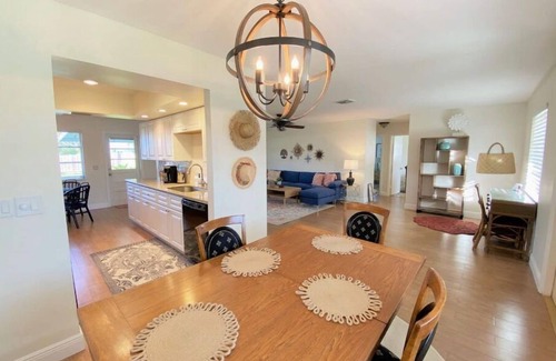 Riverside House | ☀️ Boho Beach House ☀️ Minutes to all Local Delights!