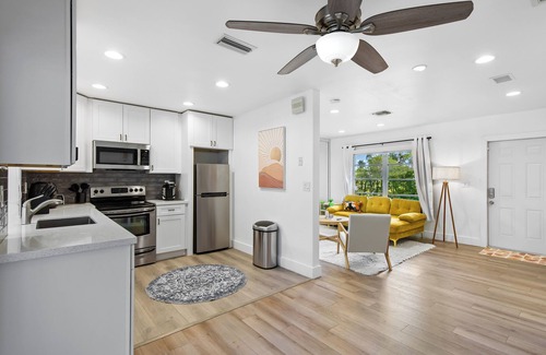 Park East House | Boho Bungalow with Parking, Wi-Fi, Washer & Dryer, Pets OK