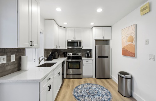 Park East House | Boho Bungalow with Parking, Wi-Fi, Washer & Dryer, Pets OK