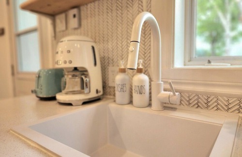 Quartier 5-4 Apartment | Boho Chic Tiny House Hot Tub EV Charger & Parking