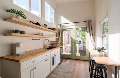 Blackshear-Prospect Hill House | BoHo Tiny Home - Walkable to East Austin’s Best!