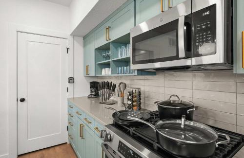 People's Freeway House | Boho Vibe Townhome King Bed Garage SLC