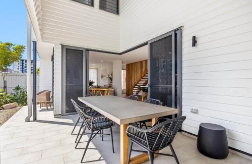 Bokarina House | Bokarina 3-Bed Stunning Home, Steps from Beach