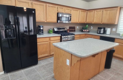 McCullough Hills House | Bold Blue Retreat 3Bd 3Bath Henderson with WiFi, AC