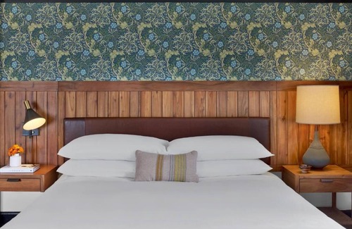 Mount Vernon House | Bold Spirit: Unique Stay Near Mt Vernon Place Washington Monument & Museum