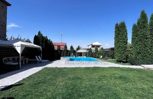 Nor-Nork House | Большой дом с бассейном