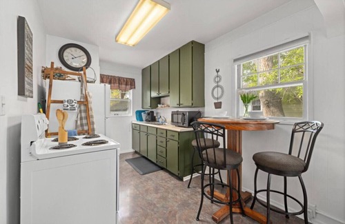Central - Terry House | Bo’s Rusty Western Duplex Unit