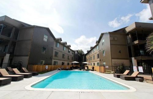 Riverside Apartment | Boulevard Stays 8 mins to Downtown King Bed Pool Parking Gym 04