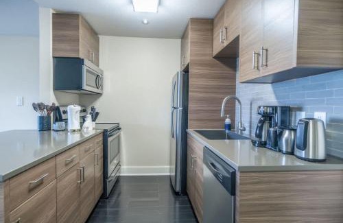 Riverside Apartment | Boulevard Stays 8 mins to Downtown King Bed Pool Parking Gym 04