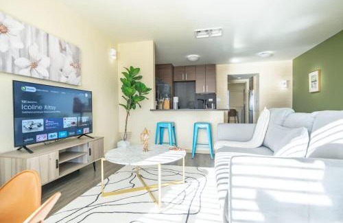 Riverside Apartment | Boulevard Stays 8 mins to Downtown King Bed Pool Parking Gym 04