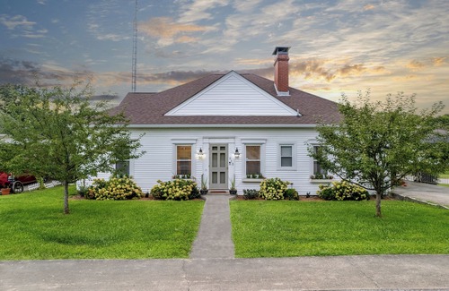 Springfield House | Bourbon Retreat: Hot Tub & KY Distillery Adventures