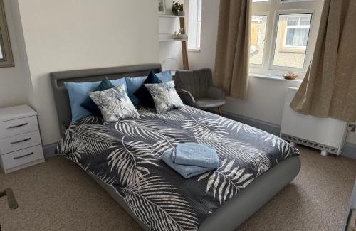 Boscombe Apartment | Bournemouth spacious 4BR duplex by AFC Stadium, Contractors, Groups, Families