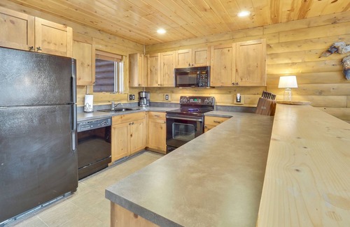 Boyne Falls Cabin | Boyne Mountain Cabin w/ garage close to golf, ski in/out clean, cozy & stylish!