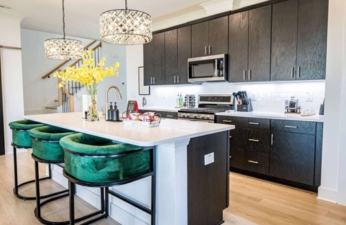 Apex Apartment | Brand New-Downtown Apex-4BD/4BA-Gameroom-2 Kings!