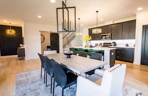 Apex Apartment | Brand New-Downtown Apex-4BD/4BA-Gameroom-2 Kings!