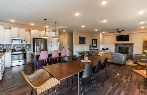 Hollister House | Brand New! Lake View with Arcade Game Room! Fully stocked kitchen!