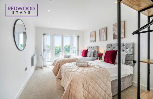 Rushmoor District Apartment | BRAND NEW PREMIUM SERVICED APARTMENTS, FREE PARKING, HIGH-SPEED WiFi by REDWOOD STAYS