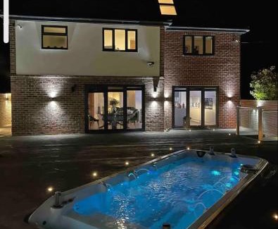 Worcester House | Branksome 4-House Sleeps 8 with Hot Tub & Parking