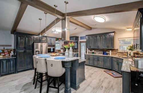 Wild Peach Village House | Brazoria Riverside Family Paradise!
