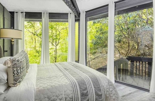 Beech Mountain Ski Chalet | Breathtaking Boutique Treehouse Nestled in the Clouds