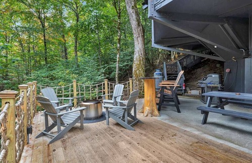 Beech Mountain Ski Chalet | Breathtaking Boutique Treehouse Nestled in the Clouds