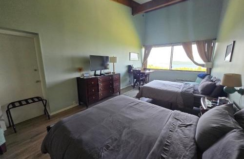 Weirs Beach Apartment | Breathtaking Lake View! Hot Tub! Concerts!