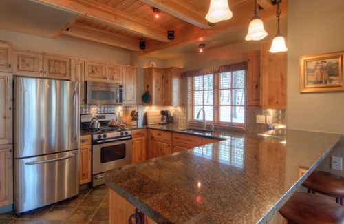 Big Sky Cabin | Breathtaking Ski-in/Ski-out Moonlight Luxury Chalet in Cowboy Heaven - Hot Tub