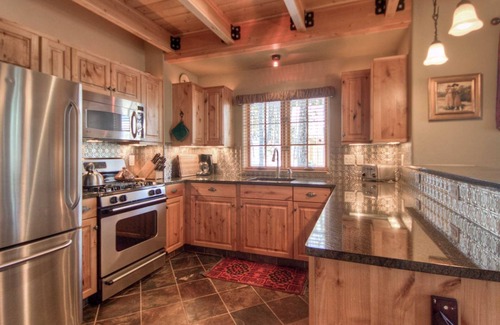 Big Sky Cabin | Breathtaking Ski-in/Ski-out Moonlight Luxury Chalet in Cowboy Heaven - Hot Tub