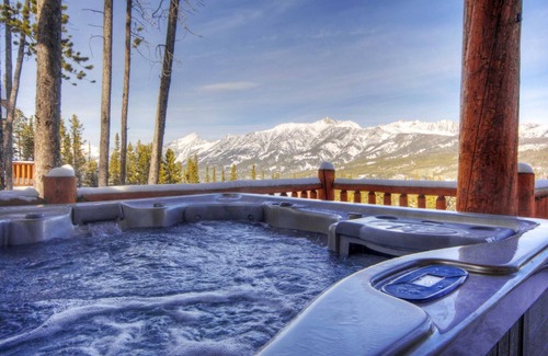 Big Sky Cabin | Breathtaking Ski-in/Ski-out Moonlight Luxury Chalet in Cowboy Heaven - Hot Tub