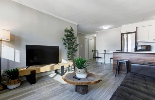 Downtown Montreal Apartment | Breathtaking Views and Downtown Energy